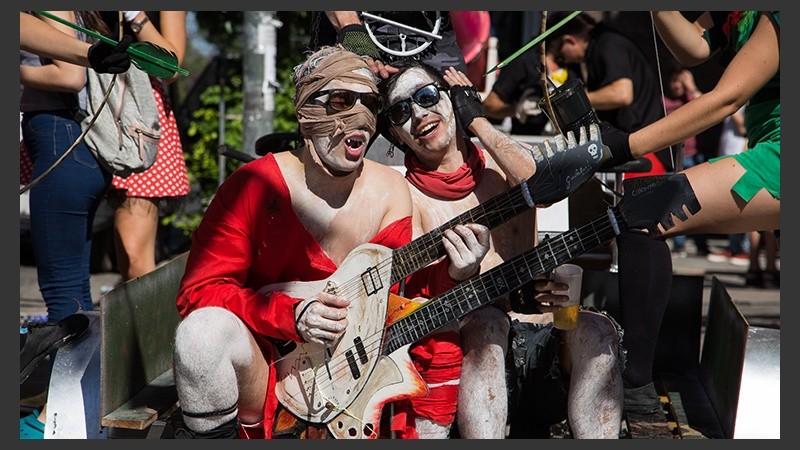 Los egresados de Odontología celebraron con buenos disfraces la finalización de la carrera.