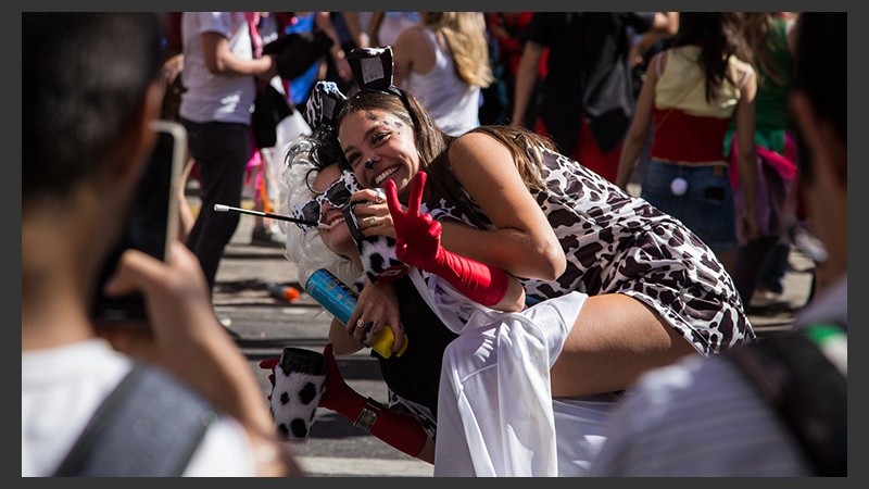 Los egresados de Odontología celebraron con buenos disfraces la finalización de la carrera.