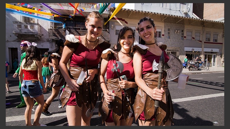 Los egresados de Odontología celebraron con buenos disfraces la finalización de la carrera.
