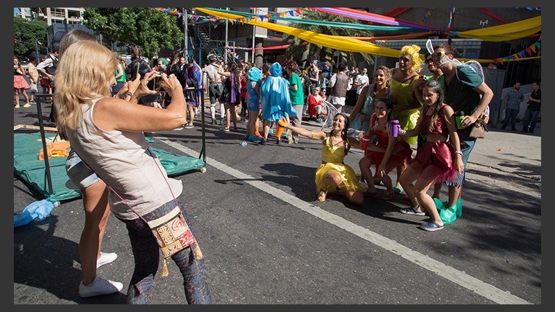 Los egresados de Odontología celebraron con buenos disfraces la finalización de la carrera.