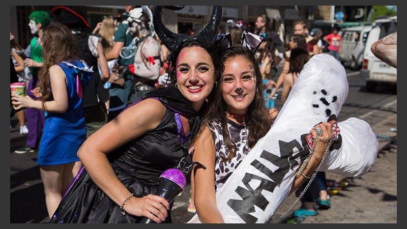 Los egresados de Odontología celebraron con buenos disfraces la finalización de la carrera.