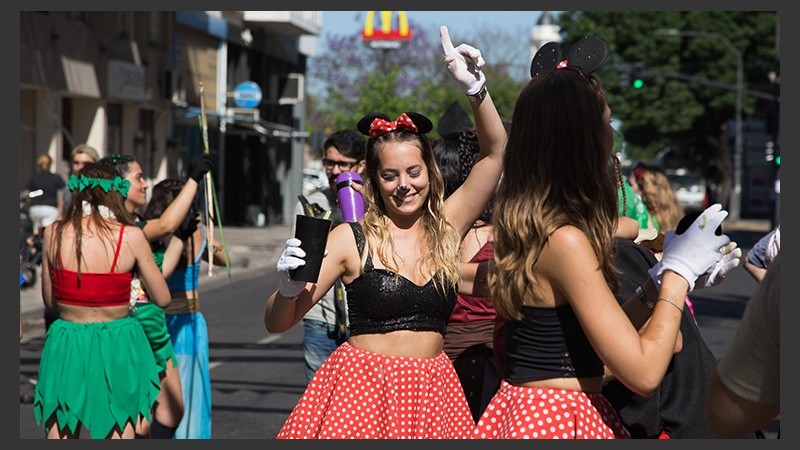 Los egresados de Odontología celebraron con buenos disfraces la finalización de la carrera.