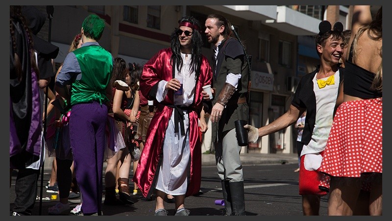 Los egresados de Odontología celebraron con buenos disfraces la finalización de la carrera.