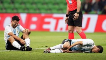 Agüero y Di María, en el suelo.