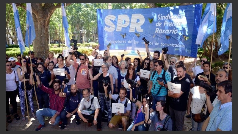 Trabajadores de prensa y reporteros gráficos repudiaron el cierre de DyN.