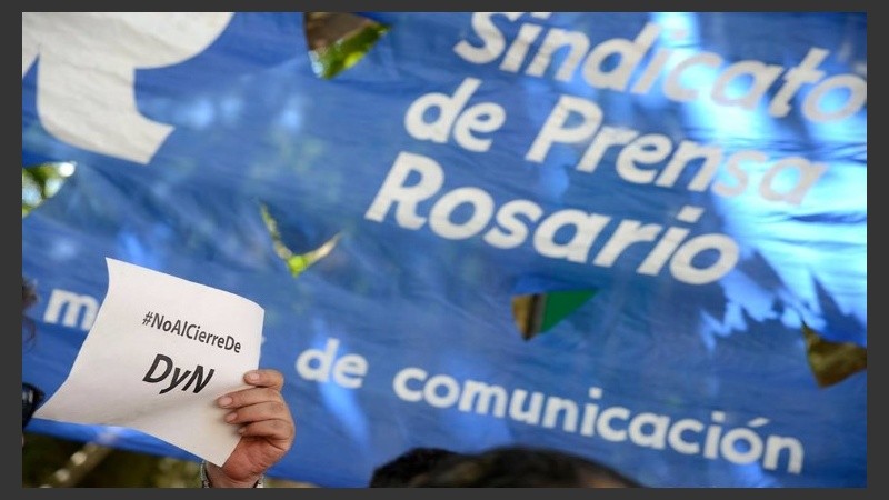Trabajadores de prensa y reporteros gráficos repudiaron el cierre de DyN.