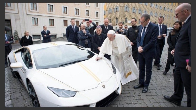 El auto de lujo que el Papa no quiso quedarse. 