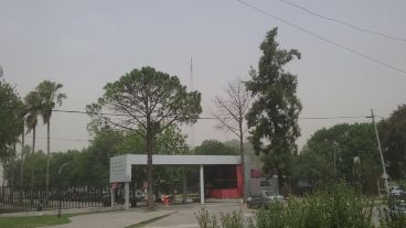 Cielo gris y tierra en el aire sobre el predio de Bella Vista.