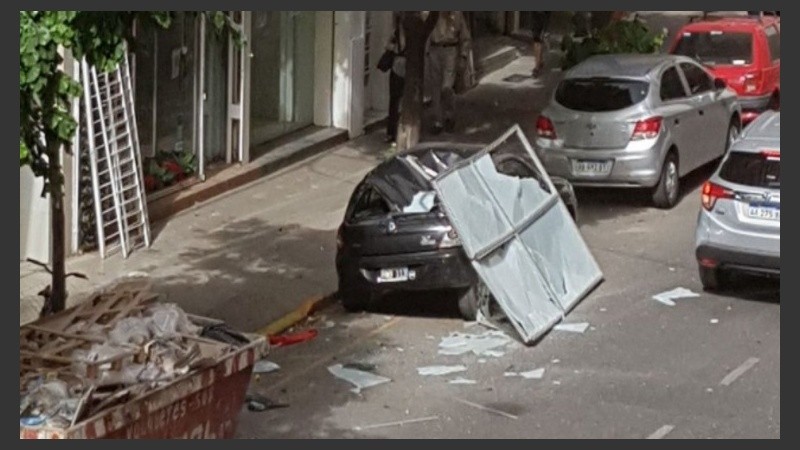 Una ventana salió eyectada e impactó contra un auto estacionado en Córdoba al 2.300, por efecto del viento.