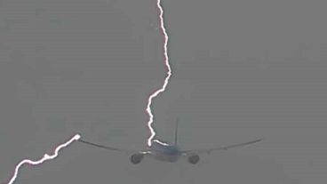 El momento en el que el rayo toca el avión.