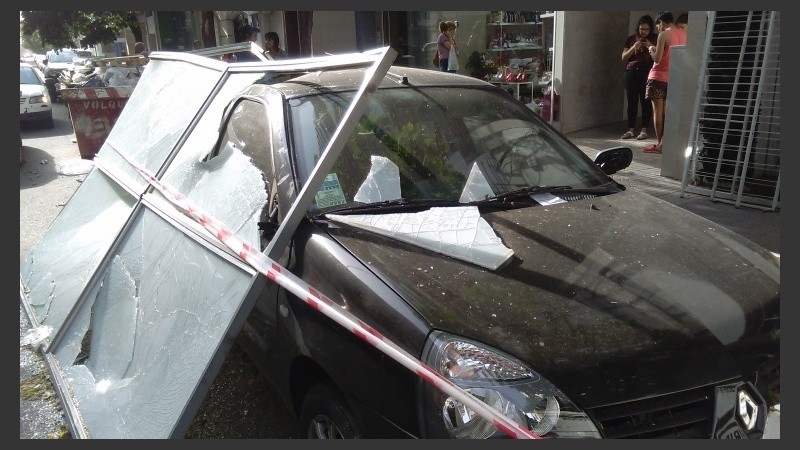 Un auto dañado en Córdoba al 2300.