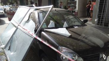 Un auto dañado en Córdoba al 2300.