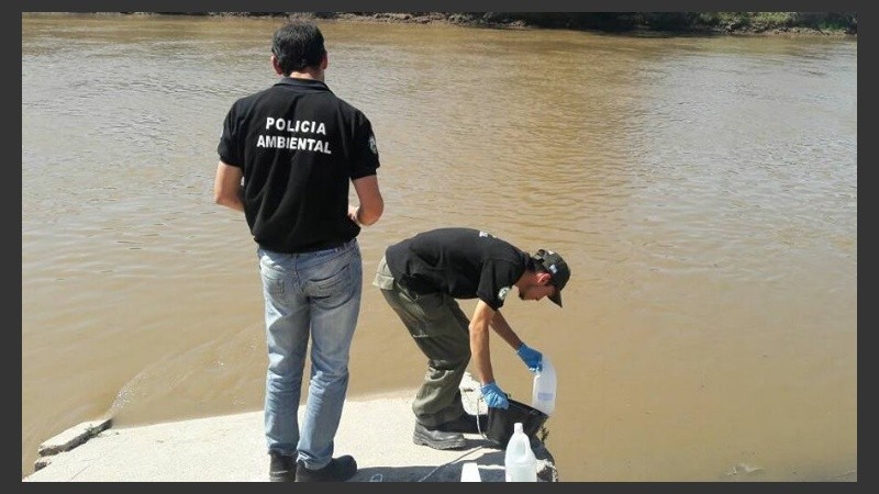 La Policía Ambiental tomó muestras del río.