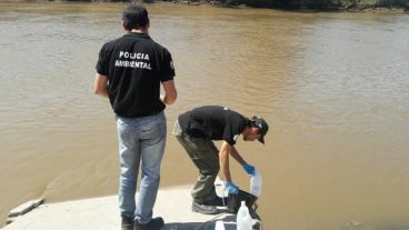 La Policía Ambiental tomó muestras del río.