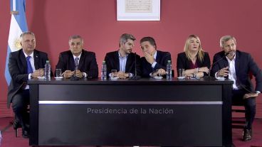 La conferencia post acuerdo la dieron tres gobernadores y tres ministros.