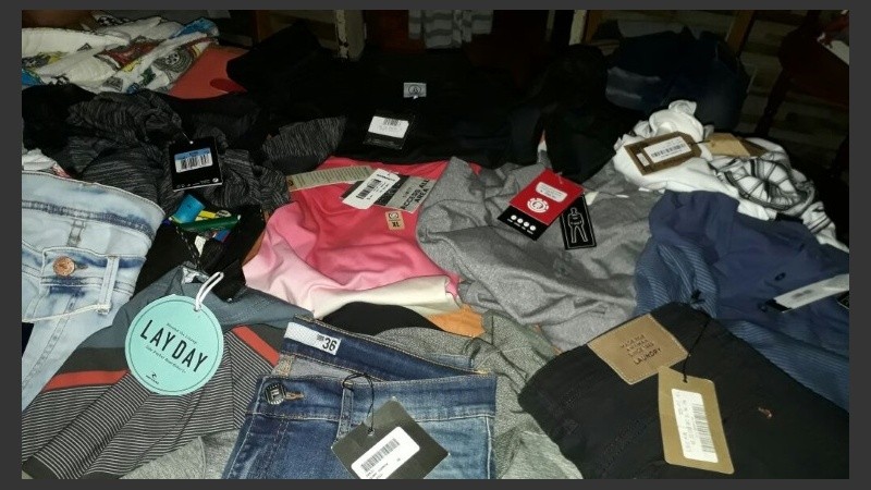 Las prendas halladas en los allanamientos. 