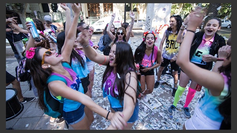 Los chicos dan rienda suelta a su alegría por el bulevar. 