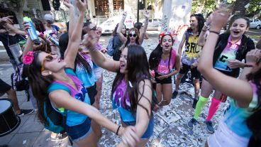 Los chicos dan rienda suelta a su alegría por el bulevar.
