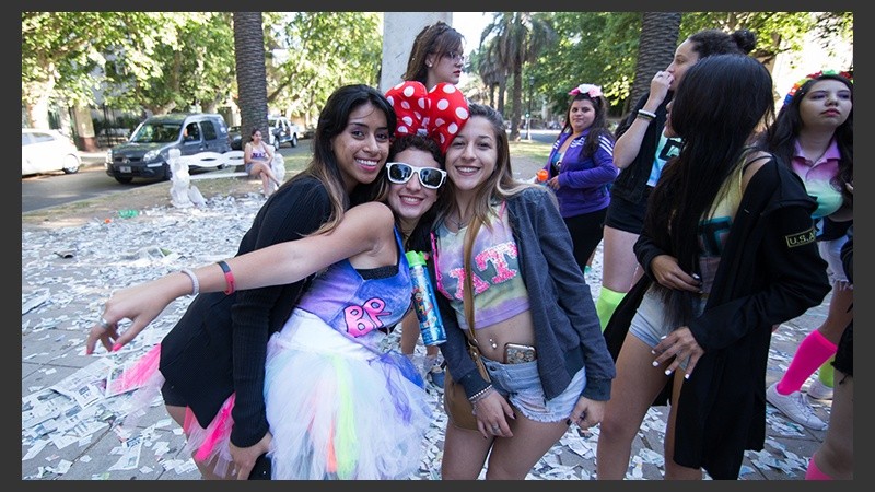 Desde temprano los jóvenes salieron a festejar por las calles de Rosario.