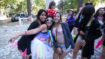 Desde temprano los jóvenes salieron a festejar por las calles de Rosario.