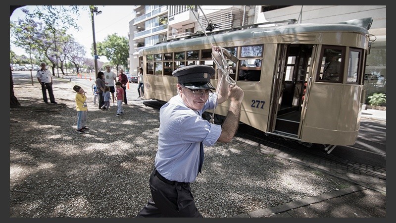 El mítico coche 277 volvió a rodar por las calles de Rosario en una interesante atracción turística.