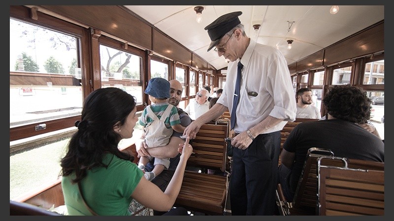 El mítico coche 277 volvió a rodar por las calles de Rosario en una interesante atracción turística.