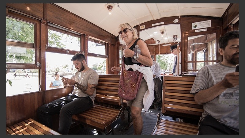El mítico coche 277 volvió a rodar por las calles de Rosario en una interesante atracción turística.