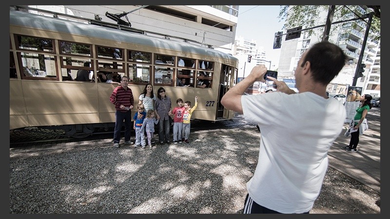 El mítico coche 277 volvió a rodar por las calles de Rosario en una interesante atracción turística.
