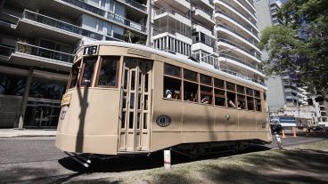 El mítico coche 277 volvió a rodar por las calles de Rosario en una interesante atracción turística.