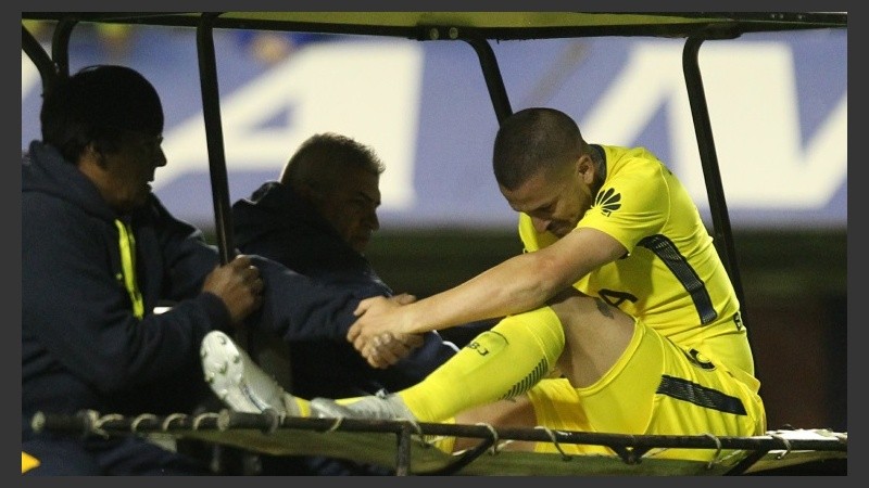 Benedetto sale lesionado del campo de juego.