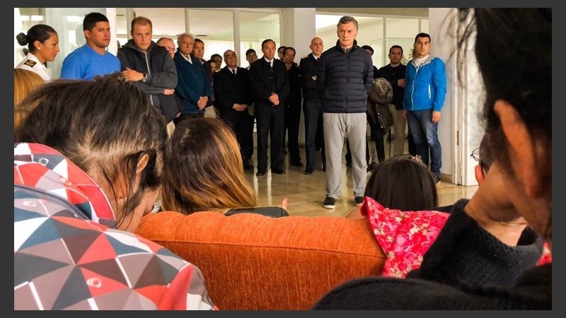 Macri con los familiares de los tripulantes.
