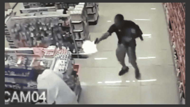 El momento en el que el policía dispara.