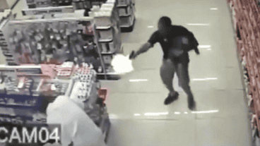 El momento en el que el policía dispara.