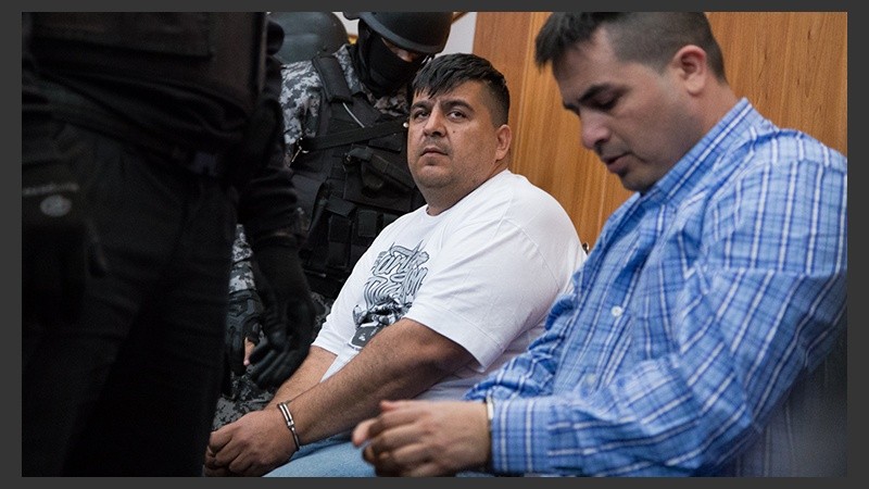 Salomón, de remera, y Jure, con camisa, en la audiencia.