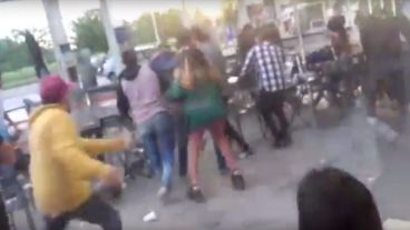 Varios jóvenes se trenzaron en una salvaje pelea.