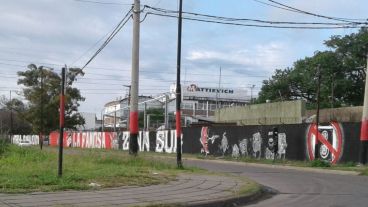 Las paredes de Villa Gobernador Gálvez amanecieron rojinegras.