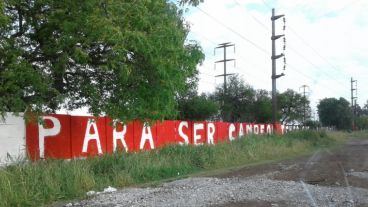 Las paredes de Villa Gobernador Gálvez amanecieron rojinegras.