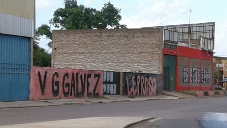 Las paredes de Villa Gobernador Gálvez amanecieron rojinegras.