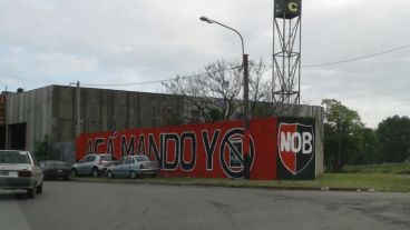 Las paredes de Villa Gobernador Gálvez amanecieron rojinegras.