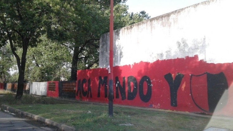 Las paredes de Villa Gobernador Gálvez amanecieron rojinegras.