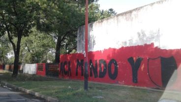 Las paredes de Villa Gobernador Gálvez amanecieron rojinegras.