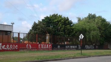 Las paredes de Villa Gobernador Gálvez amanecieron rojinegras.