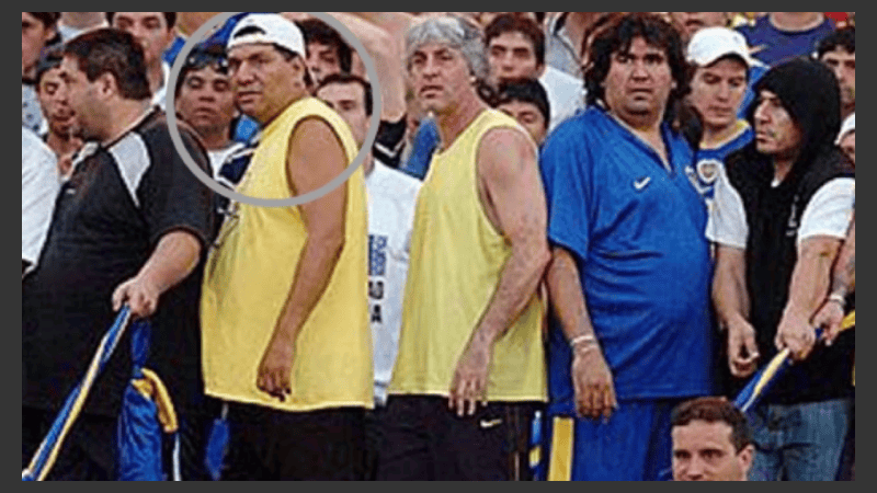 Pereyra junto a Di Zeo, en el paravalancha de Boca.