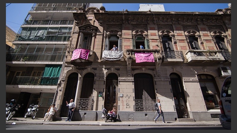 La familia resiste en desalojo con banderas. 