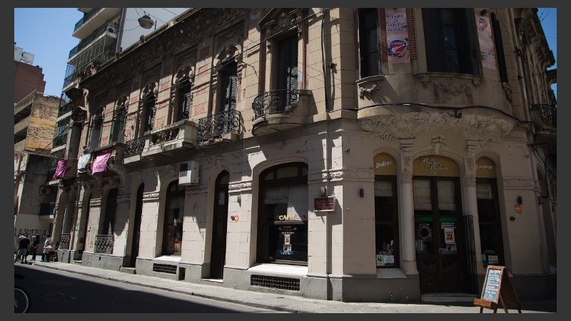 La vivienda está ubicada arriba del bar 