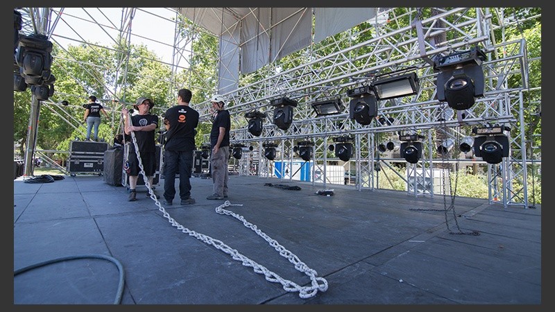 Los trabajos en el armado del escenario en plaza San Martín.
