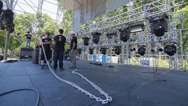 Los trabajos en el armado del escenario en plaza San Martín.