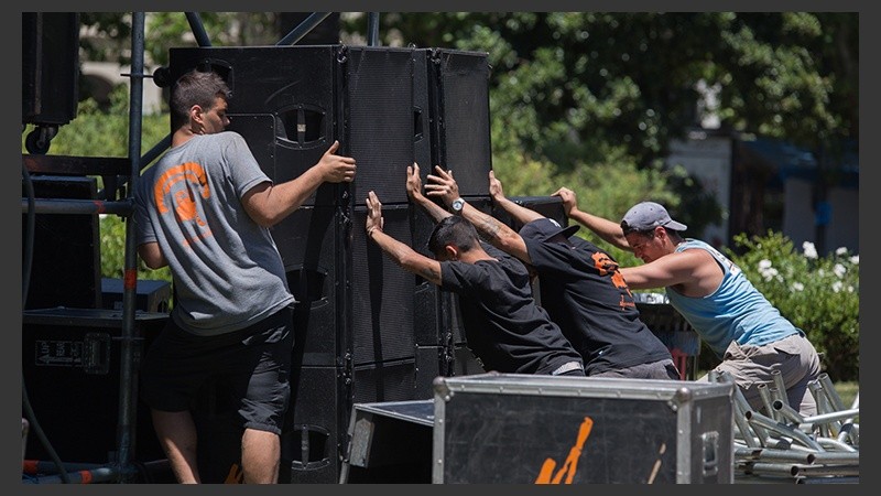 Los trabajos en el armado del escenario en plaza San Martín.