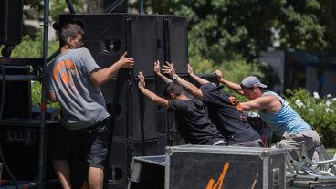 Los trabajos en el armado del escenario en plaza San Martín.