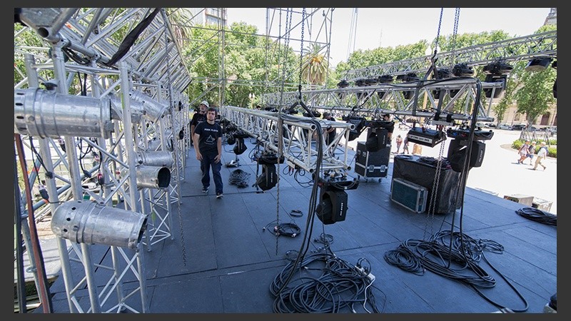 Los trabajos en el armado del escenario en plaza San Martín.